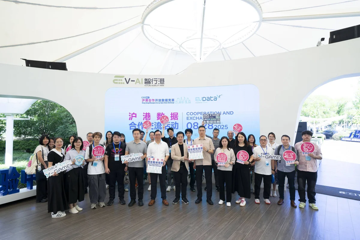 滬港隊伍於完成頒獎典禮後,參觀及拜訪多間上海數據科創公司,與當地的科創先行者互相交流。