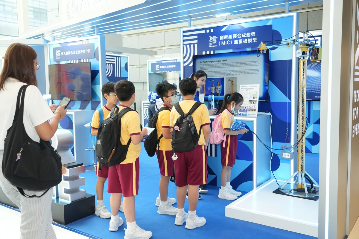 應科院於創新科技嘉年華展示多項創新技術,吸引市民參觀體驗。