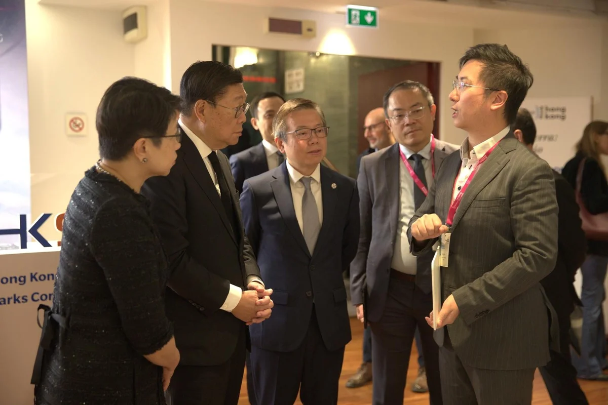 香港貿易發展局主席馬時亨教授與黃秉修一同參觀展區,深入了解園區企業在人工智能、生命健康和智慧城市領域的創新成果。