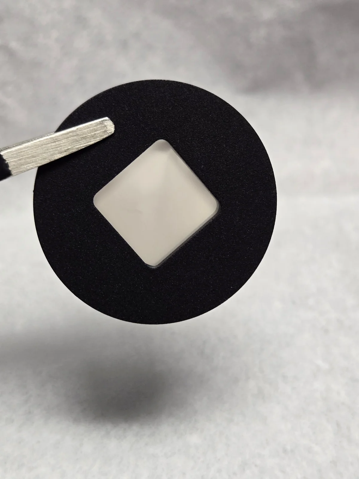 港大團隊展示其創新性鑽石薄膜技術成果,圖中為研發的超平整、柔韌性鑽石晶圓樣品。